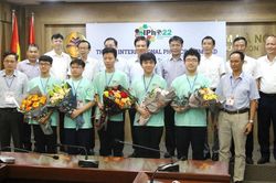 Đoàn Việt Nam đã đấu tranh, thuyết phục để đổi màu huy chương trong kỳ thi Olympic Vật lý quốc tế năm 2022