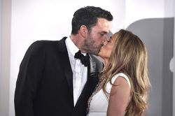 Jennifer Lopez bí mật cưới Ben Affleck
