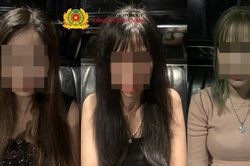 Bắt quả tang nhóm nam nữ 'đập đá' trong quán karaoke