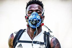 Lý do cầu thủ Real Madrid đeo mặt nạ tập luyện