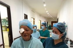 BV Mắt TP HCM phẫu thuật 100 ca Phaco miễn phí cho đối tượng chính sách