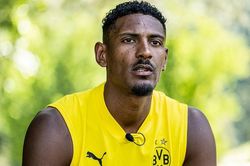 Ngôi sao Dortmund Sebastien Haller mắc ung thư tinh hoàn