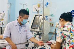 Quên mũi tiêm nhắc lại, mẹ nhìn con nằm bất động vì viêm não