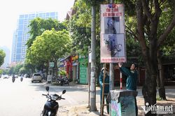 Chuyển công an truy tìm người treo biển 'tìm anh dắt nhầm xe' khắp phố Hà Nội