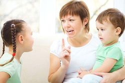 Mẹ thiên vị em hơn, bé gái nói 2 câu khiến người lớn bàng hoàng