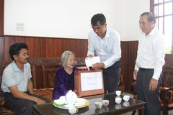 Lãnh đạo Ủy ban MTTQ Việt Nam tỉnh Lâm Đồng thăm, tặng quà các Mẹ Việt Nam Anh hùng