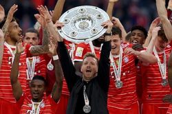 HLV Bayern Munich mỉa mai Barcelona