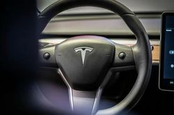 Tesla bị buộc phải bồi thường 112.000 euro vì ôtô tự lái