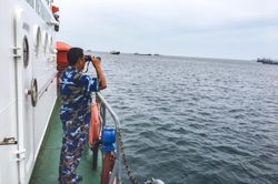 Cảnh sát biển điều tàu đưa 4 ngư dân Bình Thuận vào bờ