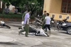 Bắt giữ người đàn ông đuổi chém công an tại trụ sở UBND