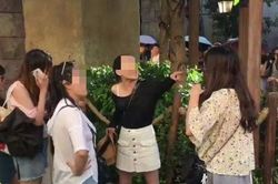 Con trai 8 tuổi 'sàm sỡ' cô gái, cách mẹ hành xử gây sốc
