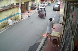 Cậu bé 3 tuổi tò mò trèo lên xe ba bánh rồi đâm vỡ cửa kính nhà hàng đối diện