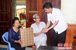 Thăm, tặng quà thương binh, gia đình liệt sỹ xã Chiềng Mai và Chiềng Ban