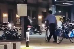 Vụ 'quăng' xe đạp xuống đường: Để xe sai nơi quy định, bảo vệ đã nhắc nhở