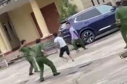 Bắt khẩn cấp kẻ ngông cuồng cầm dao rượt chém Công an trong trụ sở thị trấn