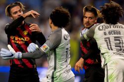 Sao Man City xô xát với đối thủ khi bị triệt hạ