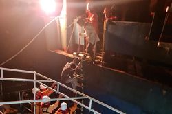 Khánh Hòa: Cứu nạn thành công 4 thuyền viên trên tàu cá bị phá nước