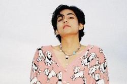 V BTS bất ngờ xả ảnh chất liệu bạn trai, có cả cảnh 'giường chiếu'