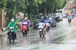 Dự báo thời tiết ngày 21/7: Cả 3 miền tiếp tục có mưa rào và dông