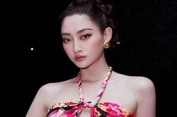 Hoa hậu Phạm Hương cập nhật mốt quấn khăn lụa cùng nhiều mỹ nhân Việt