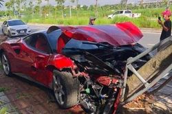 Siêu xe Ferrari 488 biến dạng sau khi húc đổ 2 cây xanh