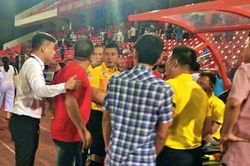Trọng tài bị CĐV 'phun mưa' không được phân công nhiệm vụ ở vòng 9 V-League