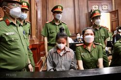 Xét xử vụ án 'dì ghẻ' và bố bạo hành bé gái 8 tuổi đến tử vong