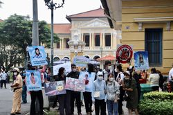 Rất đông người dân căng biểu ngữ ủng hộ bé V.A bên ngoài tòa