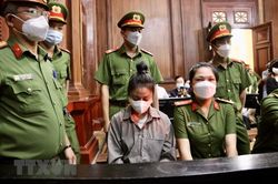 Người dân dõi theo phiên tòa xử vụ 'dì ghẻ' bạo hành bé gái ở TP.HCM