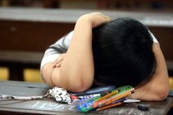 3 nguyên nhân khiến trẻ nghĩ đến… tự tử trước áp lực thi cử
