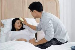 Chồng thay đổi kinh ngạc chỉ sau một lần vợ ốm