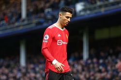Lí do các đội bóng lớn ngoảnh mặt với Ronaldo