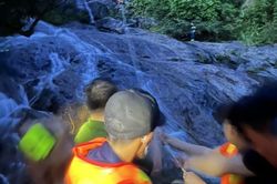 Đi chơi suối, một người trượt chân ngã tử vong