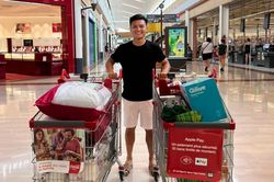 Quang Hải tươi rói đi mua đồ dùng sinh hoạt tại Pháp