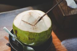 Lý do không nên uống nước dừa mỗi ngày