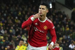 Ronaldo chấp nhận giảm 30% lương để tìm đội mới