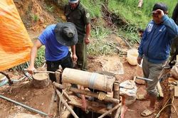 Đột kích các hầm thiếc lậu giữa rừng phòng hộ Lâm Đồng