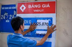 Giá xăng dầu liên tục giảm, ông chủ cửa hàng 'kêu trời' vì lỗ trăm triệu