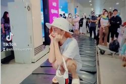Xác minh nữ hành khách ngồi trên băng chuyền chờ hành lý ở sân bay