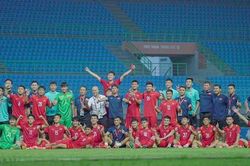 U20 Việt Nam triệu tập 30 cầu thủ chuẩn bị cho giải châu Á; Lý do Câu lạc bộ TP.HCM giữ huấn luyện viên Minh Chiến ở lại