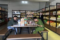 Hình ảnh xấu xí của 'cò đặc sản' và hướng dẫn viên du lịch