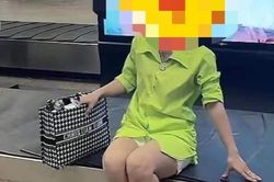 Lại xuất hiện nữ hành khách ngồi trên băng chuyền hành lý sân bay