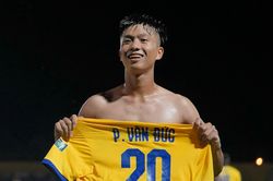 Văn Đức lập siêu phẩm giúp SLNA lên ngôi đầu bảng