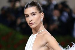 Hailey Bieber thắng kiện