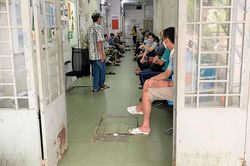 Khổ vì bệnh viện xuống cấp