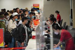 Sân bay Tân Sơn Nhất cuối tuần đông nghẹt, hành khách chen chân check-in
