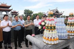 Thủ tướng tưởng niệm Chủ tịch Hồ Chí Minh và các liệt sỹ ở Nghệ An
