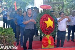 Ban Quản lý các dự án đầu tư cơ sở hạ tầng ưu tiên thành phố dâng hương tưởng nhớ các anh hùng liệt sĩ