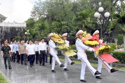 Đoàn công tác Văn phòng Chính phủ dâng hương tưởng niệm các anh hùng liệt sĩ tại Điện Biên