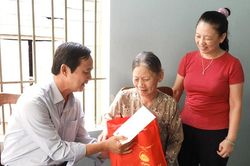 Trưởng ban Dân vận Tỉnh ủy Võ Thanh Hùng thăm, tặng quà gia đình chính sách tại thị xã Ayun Pa
